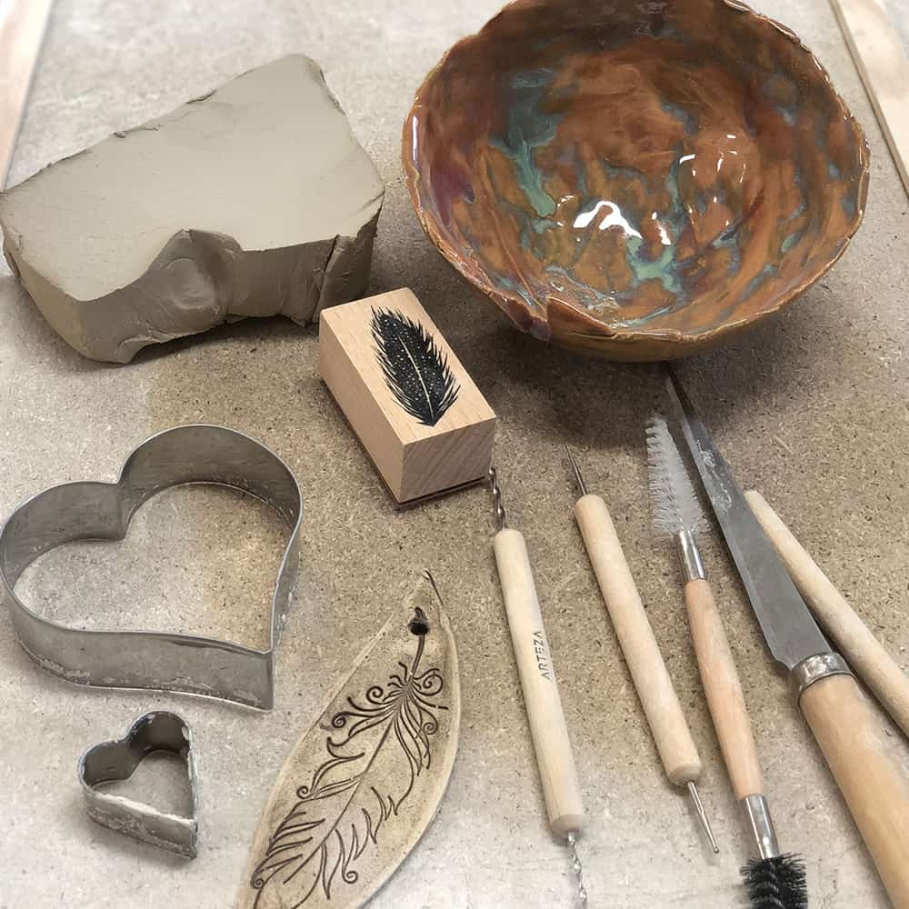 töpfern lernen Keramik Winter Frühling Sommer Herbst Tasse Teller Vase Mandala Natur PflanzenTeelicht Teelichthalter Kerzenhalter Geschenk Frau Weihnachten Bio Räuchergefäß Räuchersand RäucherwerkKunsthandwerk holyart Kurs Töpferkurs Mädelsabend Junggesellinenabschied töpfern zu Hause Anleitung Töpferpaket Töpferkiste kreativ Ton Kinder Eltern Sterne basteln Kindergeburtstag Feiern Öko Nachhaltig Vintage Landhaus Design Interior Boho Deko Handmade Handarbeit Regional Töpferei Freiberg Sachsen Elfenhaus Elfe Fee Zwerg Zauber magie Handwerk Unikat Garten Yoga Achtsamkeit Event Meditation spitituell Räucherschale räuchern Kohle Schale Feder Hochzeit Kräuter Räucherkohle Weihrauch spirit keramikbrand-de.pro