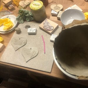 Keramik Winter Frühling Sommer Herbst Tasse Teller Vase Mandala Natur PflanzenTeelicht Teelichthalter Kerzenhalter Geschenk Frau Weihnachten Bio Räuchergefäß Räuchersand RäucherwerkKunsthandwerk holyart Kurs Töpferkurs Mädelsabend Junggesellinenabschied töpfern zu Hause Anleitung Töpferpaket Töpferkiste kreativ Ton Kinder Eltern Sterne basteln Kindergeburtstag Feiern Öko Nachhaltig Vintage Landhaus Design Interior Boho Deko Handmade Handarbeit Regional Töpferei Freiberg Sachsen Elfenhaus Elfe Fee Zwerg Zauber magie Handwerk Unikat Garten Yoga Achtsamkeit Event Meditation spitituell Räucherschale räuchern Kohle Schale Feder Hochzeit Kräuter Räucherkohle Weihrauch spirit keramikbrand-de.pro