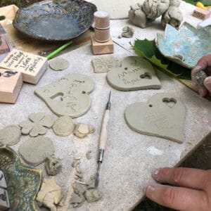 Keramik Winter Frühling Sommer Herbst Tasse Teller Vase Mandala Natur Pflanzen Teelicht Teelichthalter Kerzenhalter Geschenk Frau Weihnachten Valentinstag Bio Räuchergefäß Räuchersand Räucherwerk Kunsthandwerk holyart Kurs Töpferkurs Mädelsabend Junggesellinenabschied töpfern zu Hause Anleitung Töpferpaket Töpferkiste kreativ Ton Kinder Eltern Sterne basteln Kindergeburtstag Feiern Öko Nachhaltig Vintage Landhaus Design Interior Boho Deko Handmade Handarbeit Regional Töpferei Freiberg Sachsen Elfenhaus Elfe Fee Zwerg Zauber Magie Handwerk Unikat Garten Yoga Achtsamkeit Event Meditation spirituell Räucherschale räuchern Kohle Schale Feder Hochzeit Kräuter Räucherkohle Weihrauch spirit keramikbrand-de.pro