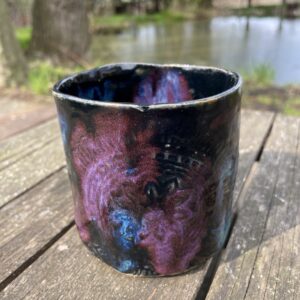 Handgemachte schwarze Tasse