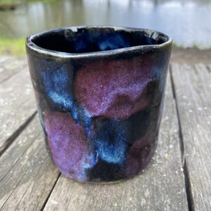 Handgemachte schwarze Tasse