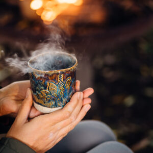 Wie wird eine Kakaozeremonie durchgeführt? Kakaozeremonie Räucherrituale Keramik kaufen shop Kakaozeremonie kreative Frauen Sachsen Jana Maenz Mathimuffin bunter Schmetterling Keramikbrand Keramik Netzwerk Tasse Lotus