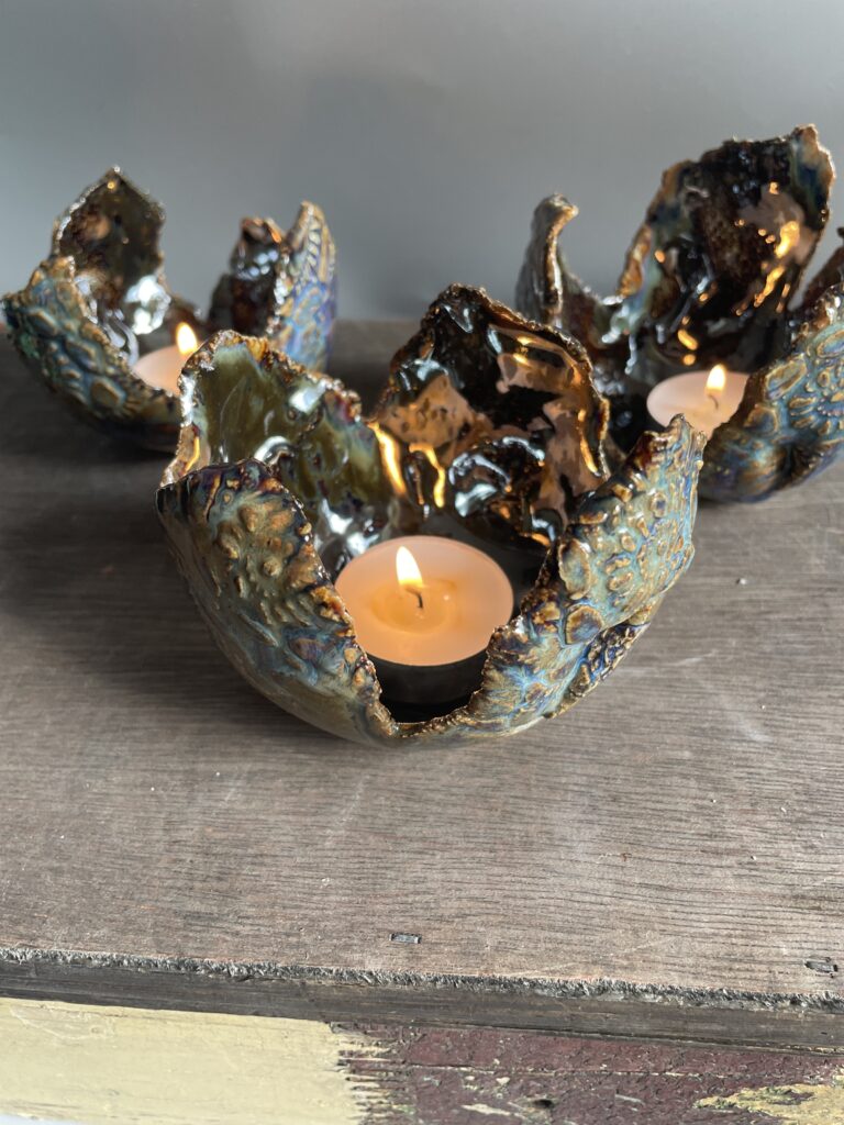 Luxus Deko Wohnzimmer Luxus Wohnaccessoires und Luxus Deko Exklusive Wohn-Deko aus Keramik exklusive wohnzimmer deko Keramikhochzeit Geschenk und Bedeutung Keramik Teelichthalter getöpfert handgemacht gold Deko