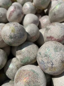 Was kommt in selbstgemachten Adventskalender rein ? 10 Wunderfunkel Ostern, Ostergeschenk, magisches Osterei, Überraschungsei, Schatzsuche Ostern, funkelndes Osterei, Edelstein Ei, nachhaltiges Ostergeschenk, Geschenk für Kinder, Osternest Füllung, Osterei mit Überraschung, Naturspielzeug, Ostergeschenk für Erwachsene, besondere Ostereier, Osterüberraschung, handgemachtes Ostergeschenk, kreative Ostergeschenke, Ostereier Suche, magische Ostereier, funkelndes Geschenk