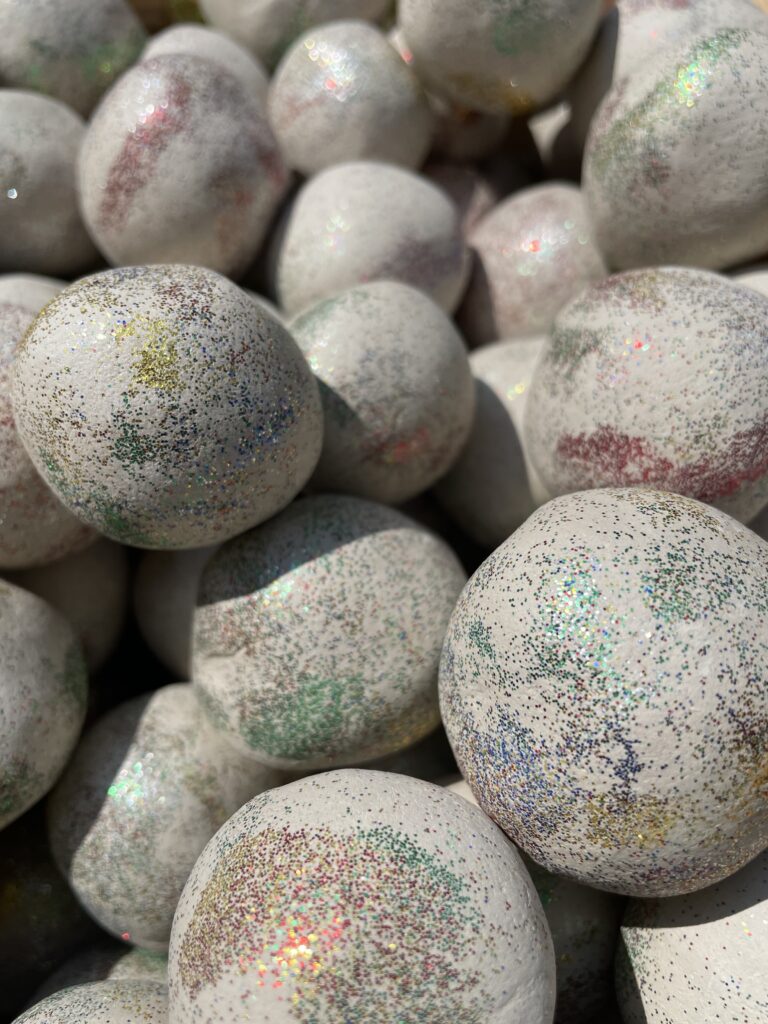 Was kommt in selbstgemachten Adventskalender rein ? 10 Wunderfunkel Ostern, Ostergeschenk, magisches Osterei, Überraschungsei, Schatzsuche Ostern, funkelndes Osterei, Edelstein Ei, nachhaltiges Ostergeschenk, Geschenk für Kinder, Osternest Füllung, Osterei mit Überraschung, Naturspielzeug, Ostergeschenk für Erwachsene, besondere Ostereier, Osterüberraschung, handgemachtes Ostergeschenk, kreative Ostergeschenke, Ostereier Suche, magische Ostereier, funkelndes Geschenk