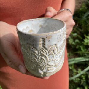 tasse keramik beige handgemacht Lotus weiss