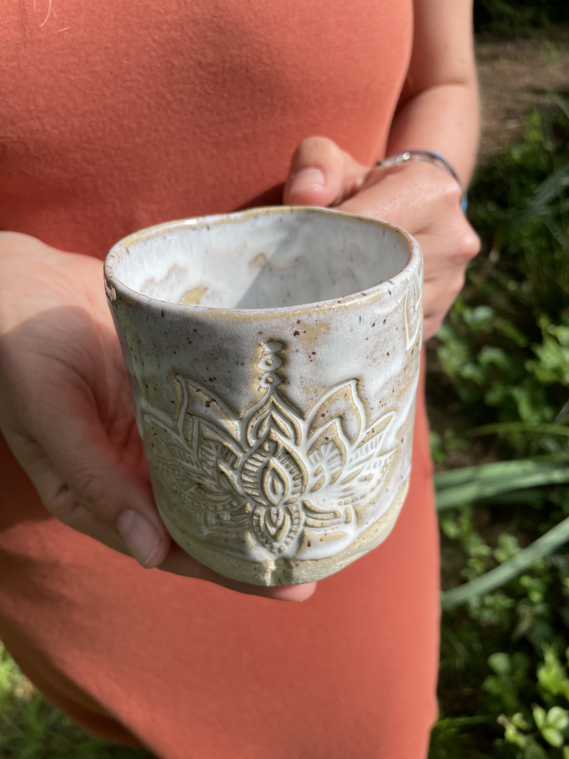 tasse keramik beige Keramik Tasse handgemacht Lotus weiss tasse keramik beige handgemacht Lotus weiss