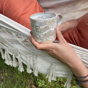 tasse keramik beige Was sind nachhaltige Geschenkideen mit Bedeutung für 2025? Massenware aus Fernost Keramik Tasse handgemacht Lotus weiss