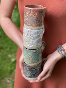 handgemachte Keramik für Rauhnächte und Kakaozeremonien Frühlingsrituale mit Keramik nachhaltige handgemachte Keramik kaufen Yoga Geschenke Keramik Tasse handgemacht Lotus