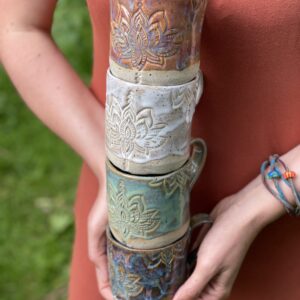 handgemachte Keramik für Rauhnächte und Kakaozeremonien Frühlingsrituale mit Keramik nachhaltige handgemachte Keramik kaufen Yoga Geschenke Keramik Tasse handgemacht Lotus