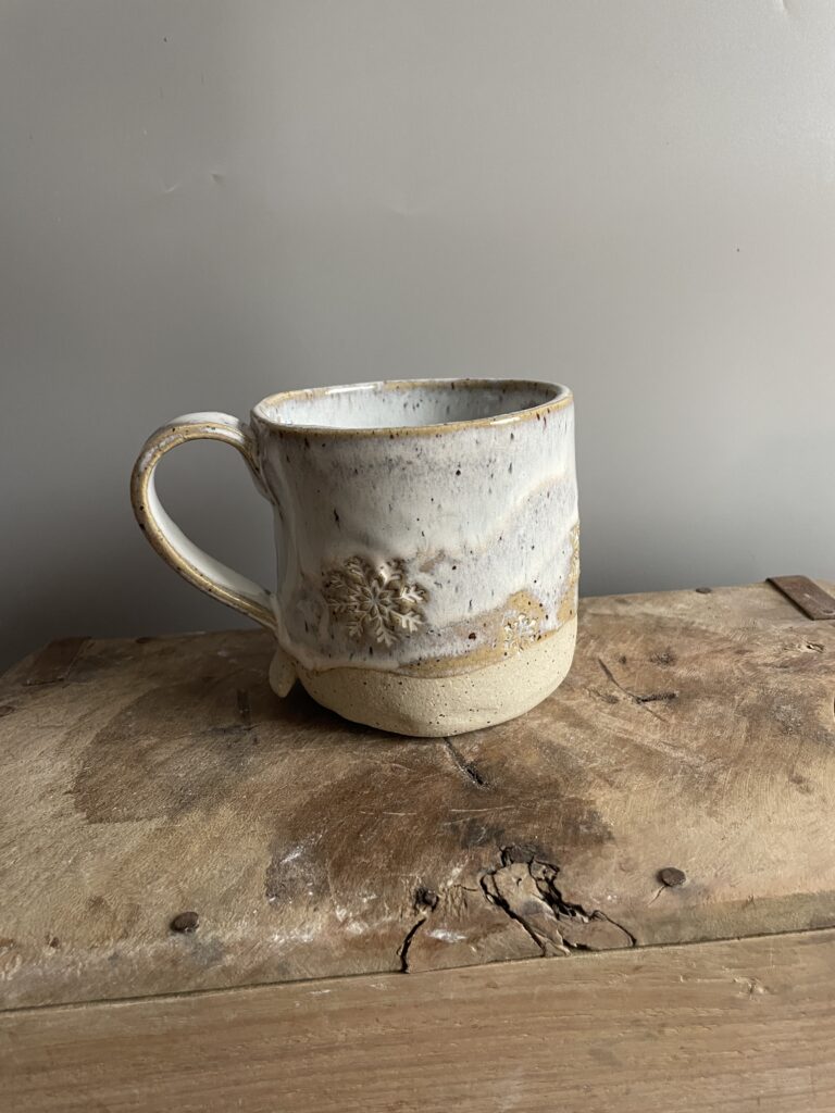 Handgemachte Wintertasse mit Schneeflocken-Motiv