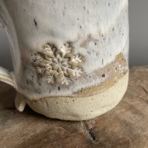 Handgemachte Wintertasse mit Schneeflocken-Motiv