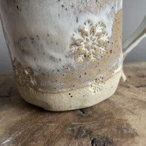 Handgemachte Wintertasse mit Schneeflocken-Motiv