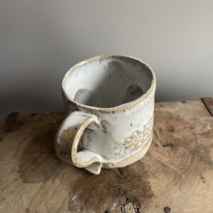 Handgemachte Wintertasse mit Schneeflocken-Motiv