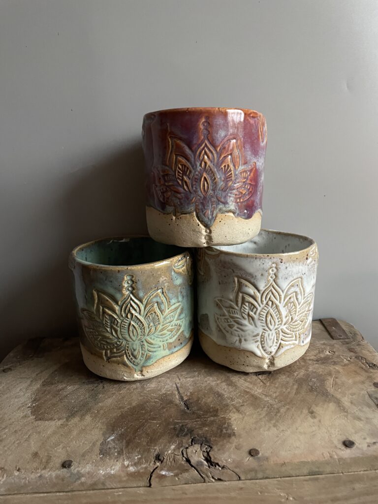 was schenke ich meiner freundin zum geburtstag Nachhaltige Geschenke Keramik Blume des Lebens Becher handgemacht getöpfert Keramik