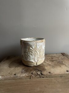 keramik geschirr beige Becher Keramik ohne Henkel Becher Keramik beige Becher Keramik beige Geschenk für Yogis Lotus Becher weiß getöpfert handgemacht becher kakaozeremonie Lotus yoga