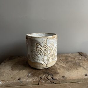 keramik geschirr beige Becher Keramik ohne Henkel Becher Keramik beige Becher Keramik beige Geschenk für Yogis Lotus Becher weiß getöpfert handgemacht becher kakaozeremonie Lotus yoga