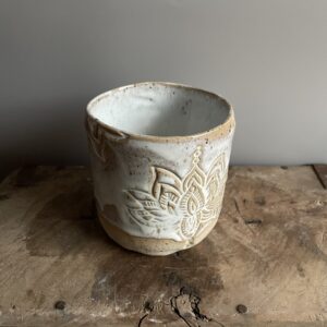 Becher Keramik beige Lotus Becher weiß getöpfert handgemacht becher kakaozeremonie Lotus yoga
