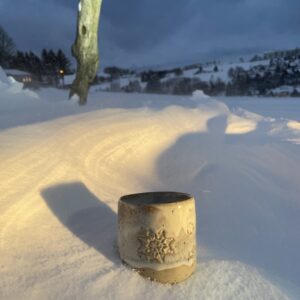 Tasse mit Schneeflocken handgemach getöpfert Keramik Winter