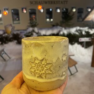 Tasse mit Schneeflocken handgemach getöpfert Keramik Winter