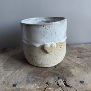 Keramikhochzeit Geschenk und Bedeutung Becher Herz getöpfert handgemacht Keramik weiß landhaus boho Geschenk Frau