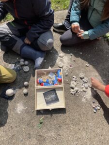 Welche Spiele oder Aktivitäten passen zum Schulanfang? Schatzsuche zum Kindergeburtstag Mitgebsel Wunderfunkel