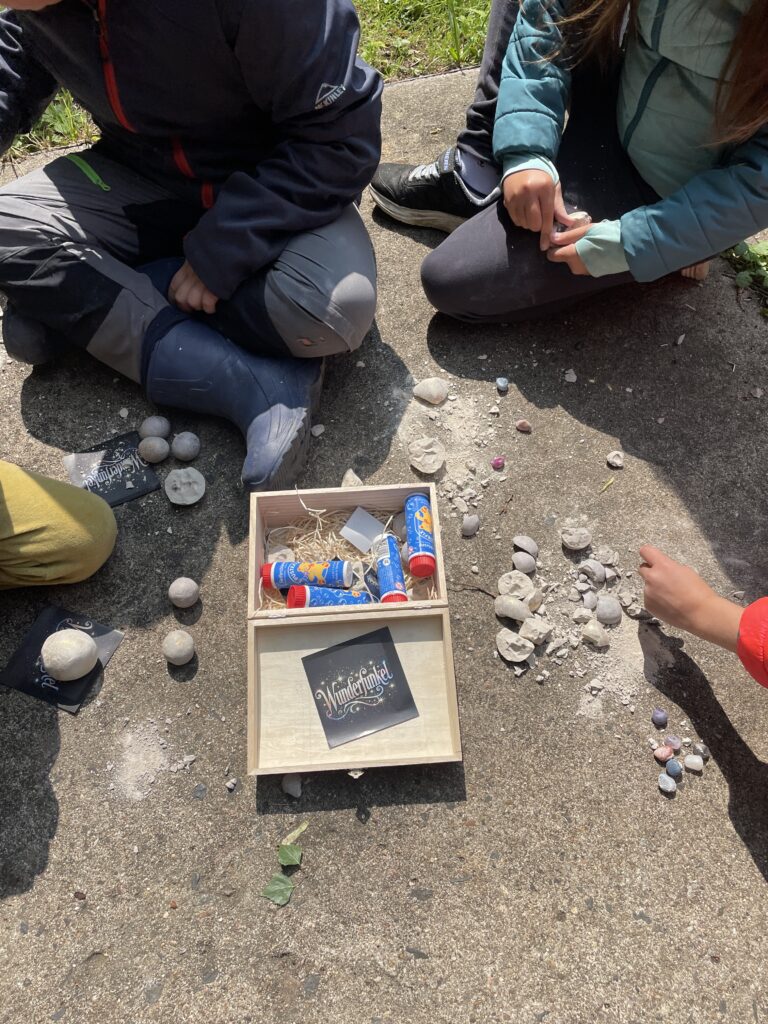 Welche Spiele oder Aktivitäten passen zum Schulanfang? Schatzsuche zum Kindergeburtstag Mitgebsel Wunderfunkel