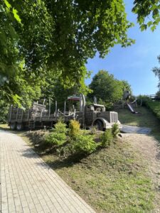 Ausflug mit Kindern Erzgebirge Ein unvergesslicher Familienausflug ins Erzgebirge: Sommerrodelbahn, außergewöhnliche Spielplätze mit Schattenplätzen und bald auch Wunderfunkel in der Erlebniswelt Seiffen entdecken!