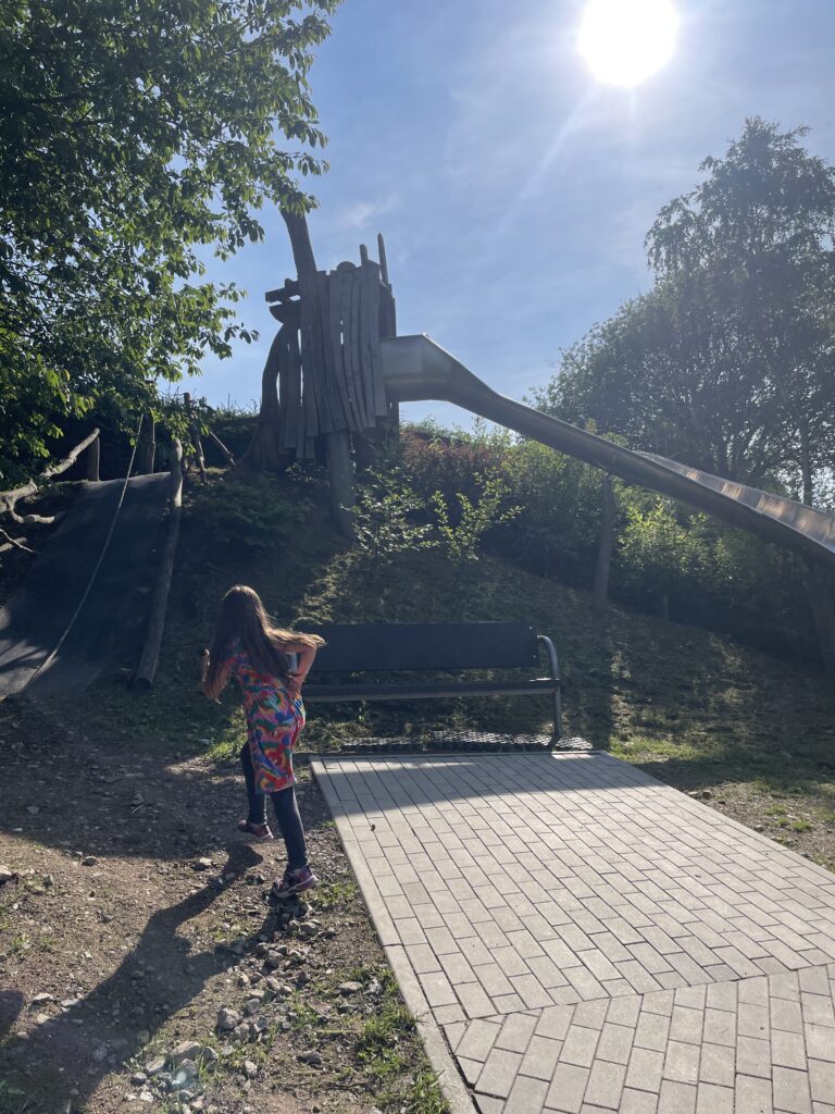 Ausflug mit Kindern Erzgebirge Ein unvergesslicher Familienausflug ins Erzgebirge: Sommerrodelbahn, außergewöhnliche Spielplätze mit Schattenplätzen und bald auch Wunderfunkel in der Erlebniswelt Seiffen entdecken!