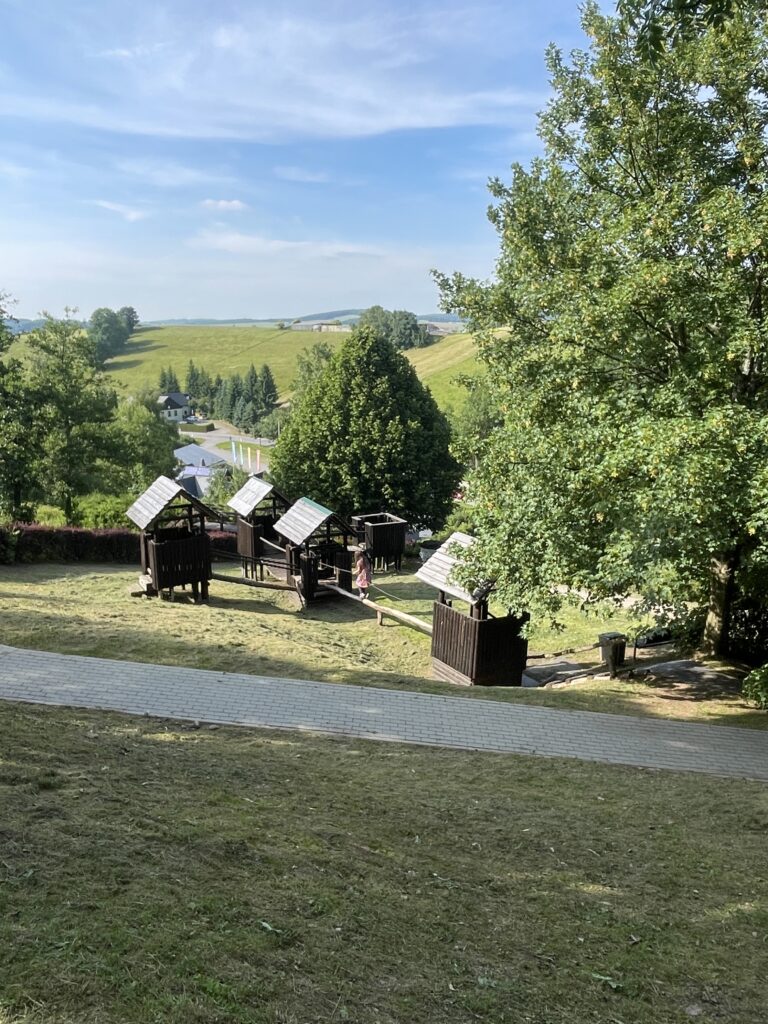 Ausflug mit Kindern Erzgebirge Ein unvergesslicher Familienausflug ins Erzgebirge: Sommerrodelbahn, außergewöhnliche Spielplätze mit Schattenplätzen und bald auch Wunderfunkel in der Erlebniswelt Seiffen entdecken!