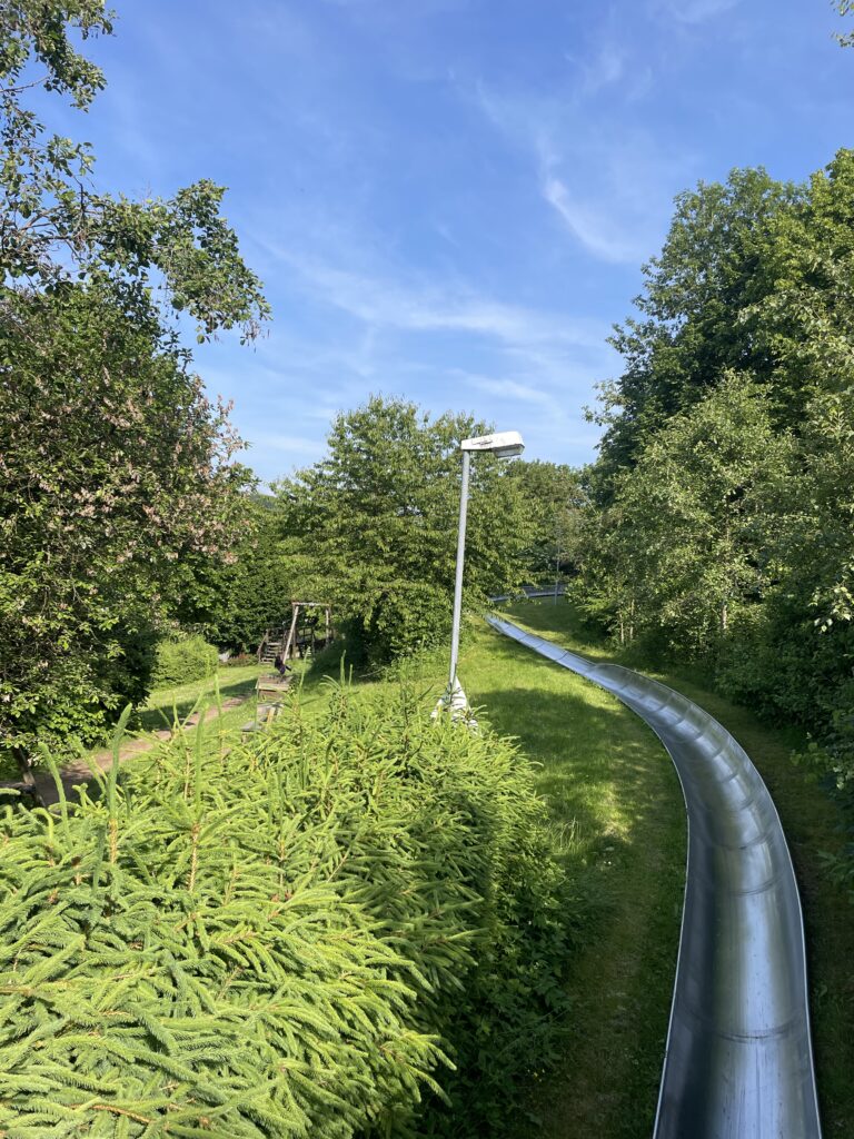 Ausflug mit Kindern Erzgebirge Ein unvergesslicher Familienausflug ins Erzgebirge: Sommerrodelbahn, außergewöhnliche Spielplätze mit Schattenplätzen und bald auch Wunderfunkel in der Erlebniswelt Seiffen entdecken!