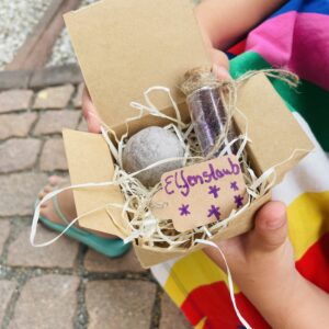 was kommt in die zuckertüte Geschenk Schulanfang Einschulung Was kommt in eine Schultüte für Erstklässler? Entdecke magische Geschenkideen mit Wunderfunkel – perfekt für Erstklässler: nachhaltig, kreativ & voller Überraschung. Geschenk zur Einschulung für Mädchen Glitzer Fee Schule 1. Schultag Zuckertüte Schulanfang Mädchen