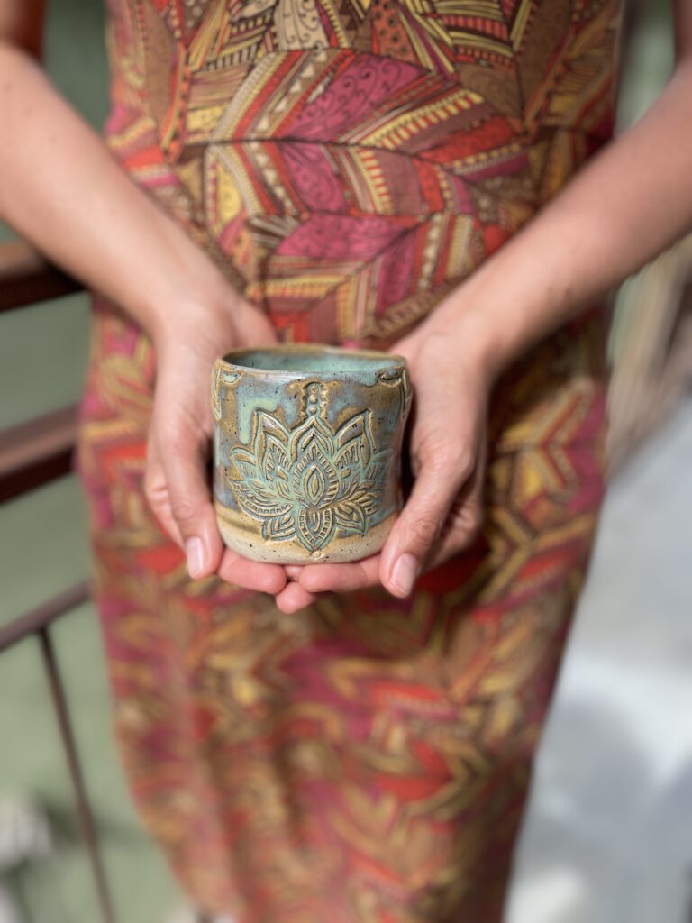 Ritualbecher für Kakaozeremonien handgemachtes Geschenk für Yoga-Lehrerin“, „spirituelles Geschenk Yogalehrerin“, „Keramik Geschenk Yoga Geschenk für Yogalehrerin Lotus Becher