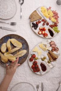 Was ist ein Charcuterie Board und was gehört darauf? Tapas Teller Keramik Charcuterie Teller Keramik Neunerlei Teller Design handgemachte Keramik Teller getöpfert Geschenk Geburtstag Hochzeit Hobby Koch