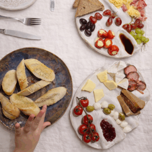 Was ist ein Charcuterie Board und was gehört darauf? Tapas Teller Keramik Charcuterie Teller Keramik Neunerlei Teller Design handgemachte Keramik Teller getöpfert Geschenk Geburtstag Hochzeit Hobby Koch
