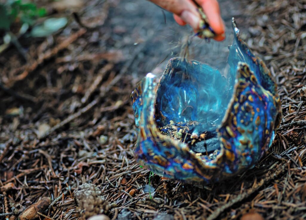 Handgemachtes Kakaozeremonie Set mit Keramik Becher ohne Henkel und Räucherschale für Kakao Meditation und Achtsamkeitsrituale