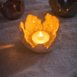 keramik windlicht weiss handgemacht in lotusform als teelichthalter für garten und wohnzimmer